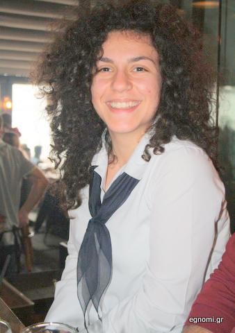 Αυτό το μαλλί την δυσκολεύει πολύ