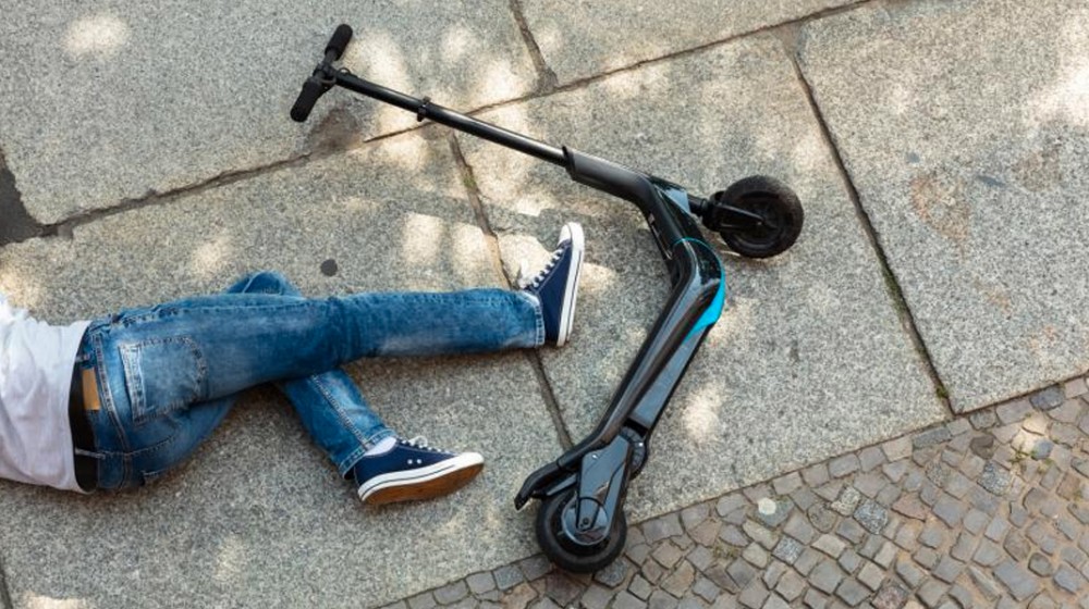 ΦΥΛΛΑ: Στο χειρουργείο ο ανήλικος με το πατίνι