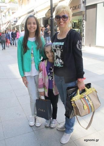 Ωραία χαμόγελα από μαμά και κόρες