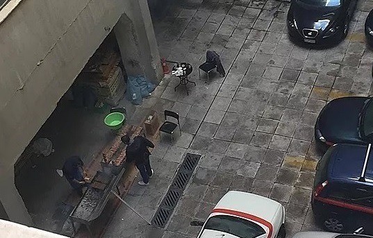 ΑΠΙΣΤΕΥΤΟ: Έψηναν σουβλάκια σε ώρα εργασίας σε Δημόσια Υπηρεσία
