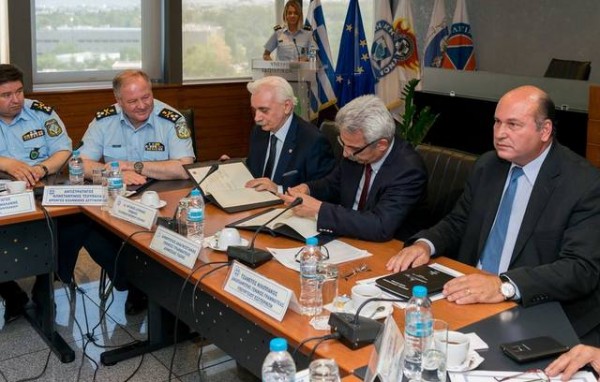 Υπέγραψε σύμφωνο συνεργασίας με τον Ερυθρό Σταυρό ο Αναγνωστάκης