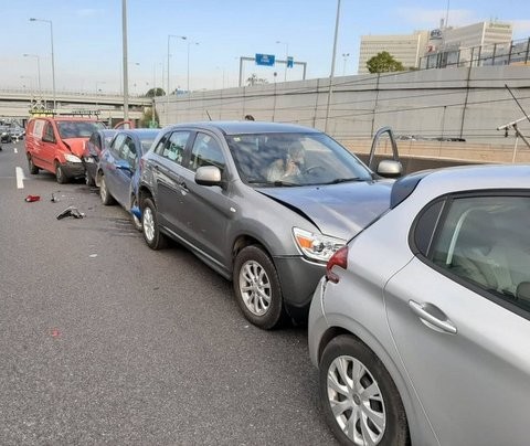 Κυκλοφοριακό χάος με καραμπόλα 7 αυτοκινήτων στην Αττική οδό