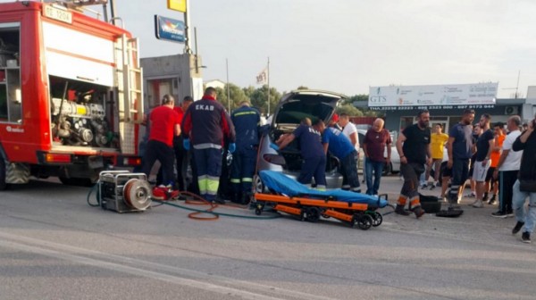 ΒΕΛΟΣ ΑΛΙΒΕΡΙΟΥ: Τραυματίας σε τροχαίο οδηγός αυτοκινήτου