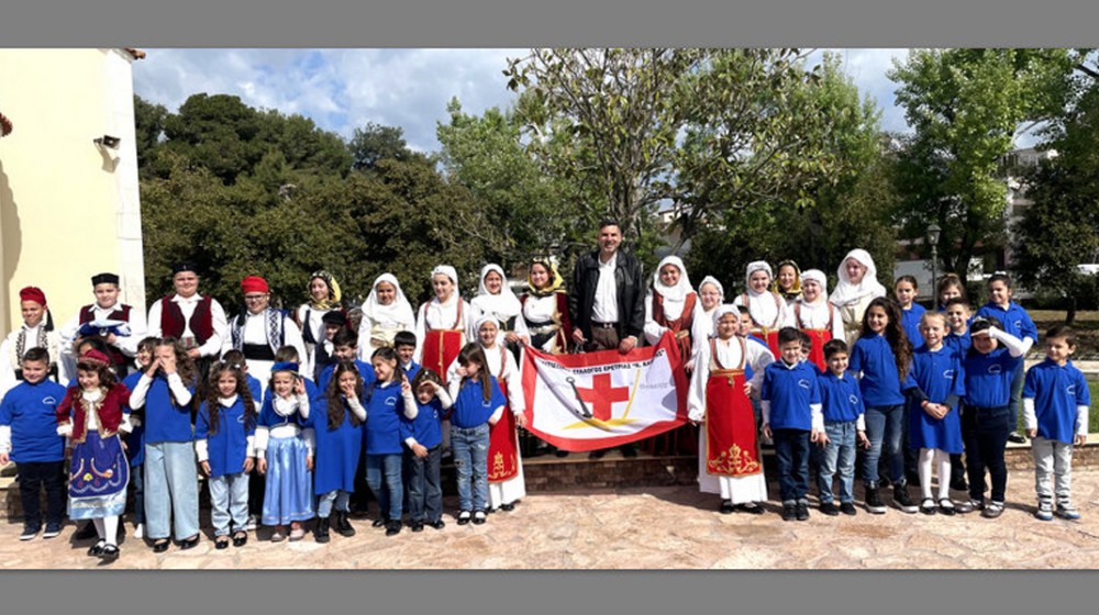 ΕΡΕΤΡΙΑ: Παρέλασαν με ένδοξη σημαία, απήγγειλαν ποιήματα και χόρεψαν παραδοσιακούς χορούς