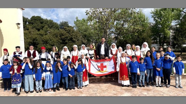 ΕΡΕΤΡΙΑ: Παρέλασαν με ένδοξη σημαία, απήγγειλαν ποιήματα και χόρεψαν παραδοσιακούς χορούς