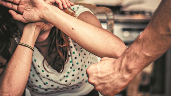 Ο 4χρονος γιος αποκάλυψε τον άγριο ξυλοδαρμό της 40χρονης μητέρας του: Ο μπαμπάς χτύπησε τη μαμά