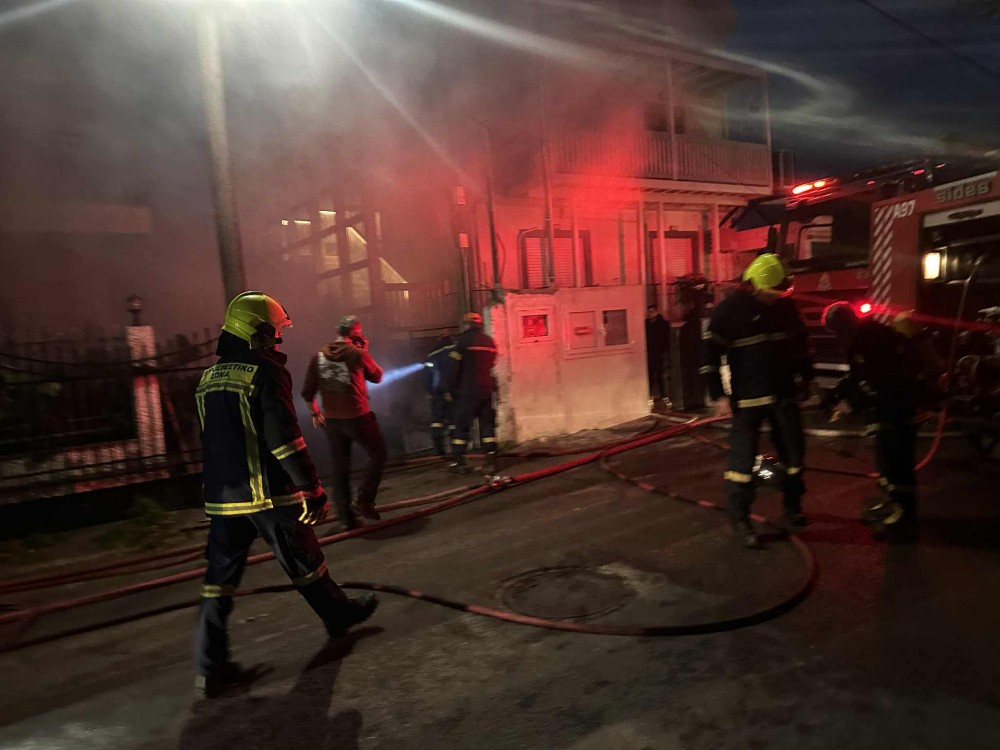 ΧΑΛΚΙΔΑ: Φωτιά σε πολυκατοικία στην Αγία Μαρίνα (video)