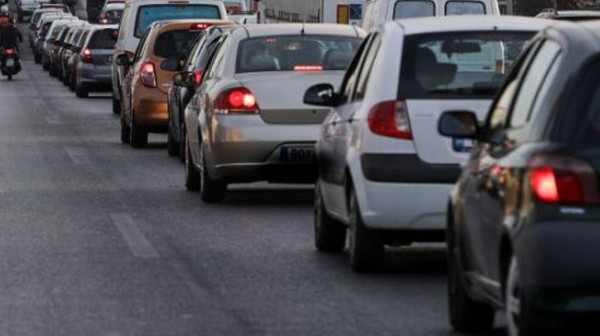 ΚΑΤΑΓΓΕΛΙΑ: Κυκλοφοριακό χάος στη λεωφόρο Μακαρίου στη Χαλκίδα