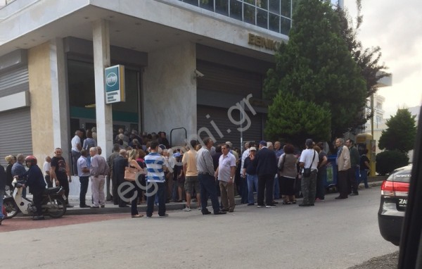 Χαλκίδα: Στοιβαγμένοι έξω από τις τράπεζες οι συνταξιούχοι