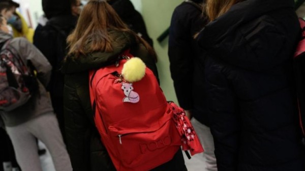 Έδιωξαν 10χρονη από Δημοτικό σχολείο με παρέμβαση της αστυνομίας και το κοριτσάκι τρόμαξε και έβαλε τα κλάματα