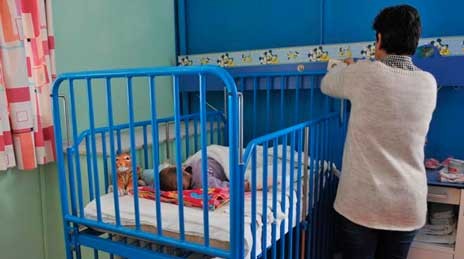 Αδιανόητο: Η μητέρα εγκατέλειψε τα τρία παιδιά της στο δρόμο στην Πάτρα