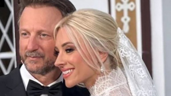 Παντρεύτηκαν Κώστας Καραφώτης και Κάτια Μάνου