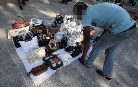 Έξι συλλήψεις για παράνομο υπαίθριο εμπόριο σε εξόρμηση Αστυνομίας