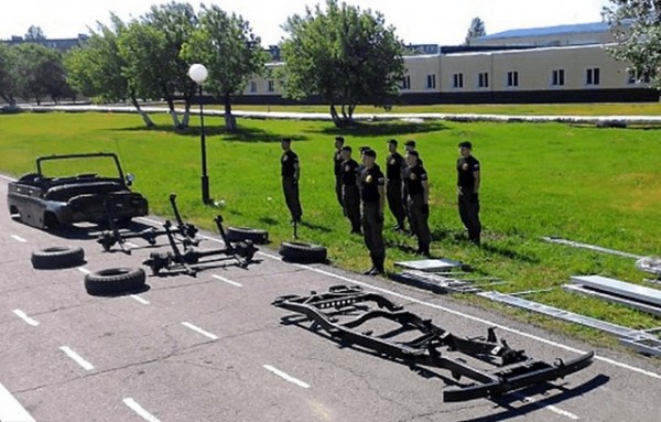 ΕΚΠΛΗΚΤΙΚΟ: Στρατιώτες συναρμολογούν τζιπάκι σε τέσσερα λεπτά (VIDEO)