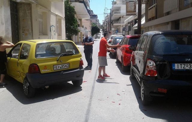 ΧΑΛΚΙΔΑ: Σφοδρή σύγκρουση αυτοκινήτων στη συμβολή των οδών Κακαρά και Ιατρίδου
