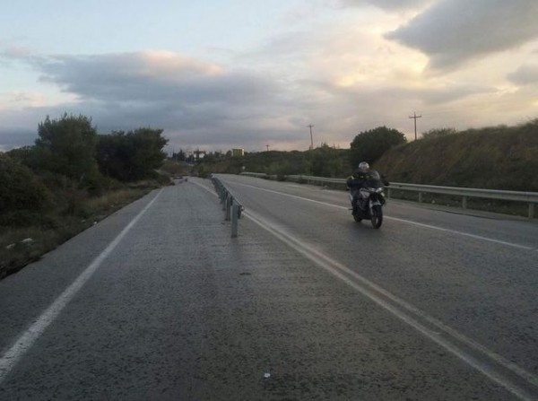Κομμένη μπάρα-παγίδα για οδηγούς στον παράδρομο από Βαθύ Αυλίδας προς Σχηματάρι