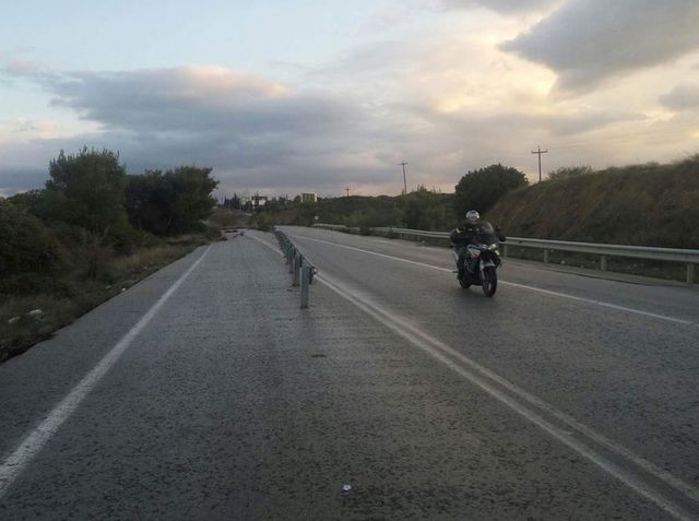 Κομμένη μπάρα-παγίδα για οδηγούς στον παράδρομο από Βαθύ Αυλίδας προς Σχηματάρι