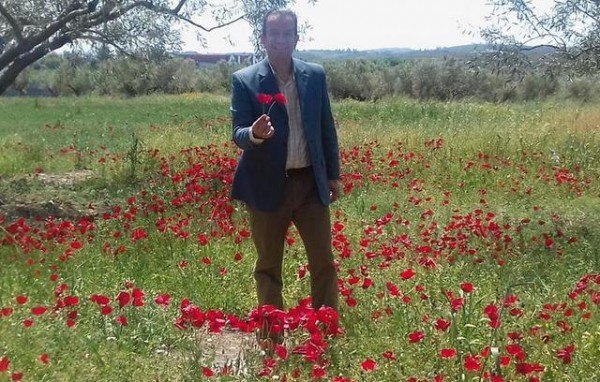 Σε λιβάδι με παπαρούνες ο Σταύρος Μακαρίου