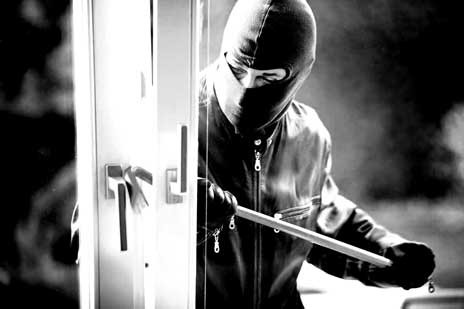 Σπείρα άγριων κακοποιών «χτύπησε» σε Βατώντα και Κάνηθο