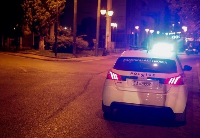 ΕΡΕΤΡΙΑ: Αστυνομικοί σταμάτησαν νυχτιάτικα για έλεγχο έναν άντρα και τον συνέλαβαν