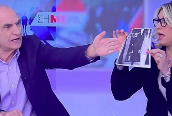 Χαμός στον ΣΚΑΪ: Ο Βαρεμένος άρπαξε φωτογραφία με τον Τσίπρα από τα χέρια της Καραμανλή (Video)