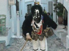 Κορδελάτοι και Κουδουνάτοι στην πλατεία Καρύστου