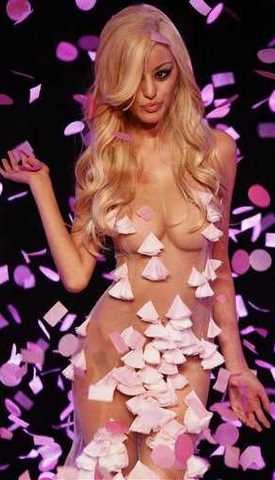Το 16χρονο callgirl ανέβηκε στις πασαρέλες