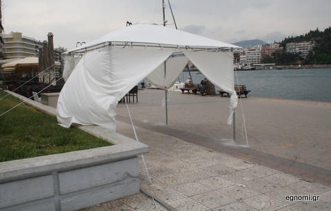 Κάτι ήξεραν και άφησαν την τέντα