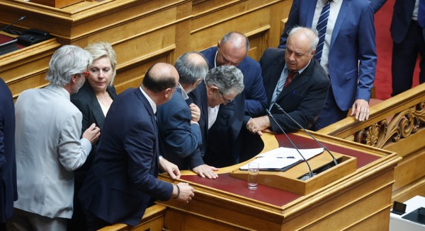 ΔΗΜΗΤΡΗΣ ΚΟΥΤΣΟΥΜΠΑΣ: Αποχώρησε από το βήμα της βουλής με πρόβλημα στη μέση (Video)