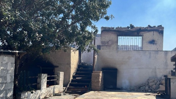 Πύρινη κόλαση στη Βάρη Κορωπίου: Οι φλόγες μπήκαν στις αυλές των σπιτιών