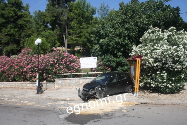 Λ. Μακαρίου: ΙΧ προσγειώθηκε σε σταθμευμένο όχημα