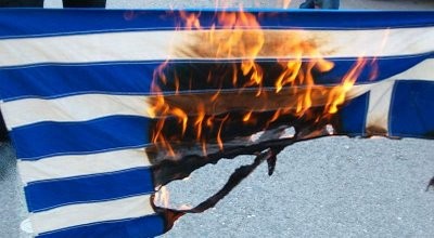 Τρεις νεαροί Έλληνες έκαψαν την ελληνική σημαία