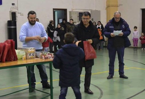 Ο Τάκης Λεμονής ...Αη-Βασίλης στη Σκύρο