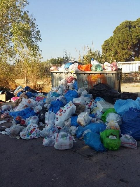 Πνιγμένη στα σκουπίδια παραμένει η Ερέτρια