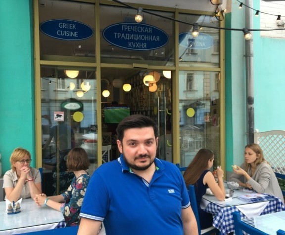 Ελληνικό σουβλαντζίδικο στην Κόκκινη Πλατεία της Μόσχας τρελαίνει τους ποδοσφαιρόφιλους