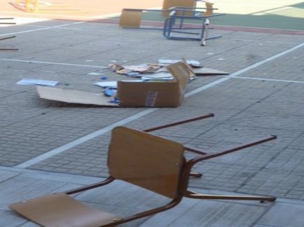 ΧΑΜΟΣ: Δασκάλα πέταξε καρέκλα στο κεφάλι της διευθύντριας