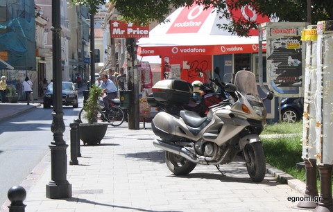 Μόνιμο πάρκινγκ στο πεζοδρόμιο της Αβάντων