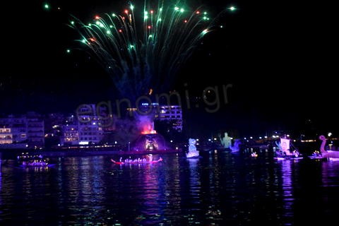 ΘΑΛΑΣΣΙΝΟ ΚΑΡΝΑΒΑΛΙ ΧΑΛΚΙΔΑ: Πολύ βροχή, πολύς κόσμος και πάρα πολλά βεγγαλικά στον Ευβοϊκό