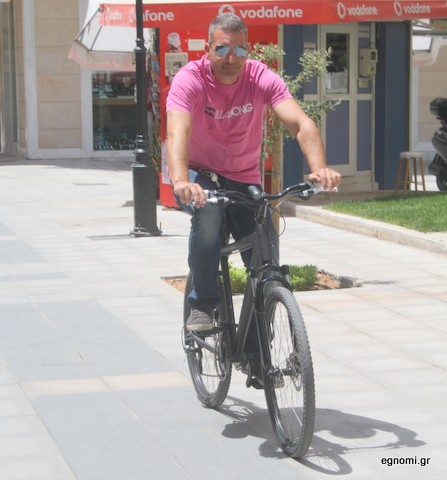 Σκεφτικός πάνω στο ποδήλατο