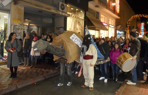 Καμήλα και λιουγκατσαραίοι στους δρόμους της Χαλκίδας