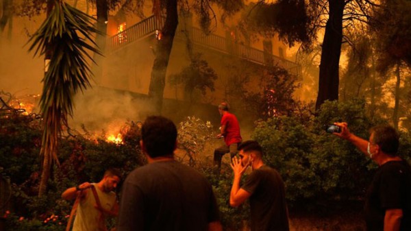 ΦΩΤΙΑ - ΕΥΒΟΙΑ: Συνεχίζεται η μάχη της Ιστιαίας - Μεγάλες αναζωπυρώσεις σε Αβγαριά και Γαλατσώνα