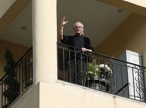 Αποφυλακίστηκε και χαιρετάει τον κόσμο ο Άκης Τσοχατζόπουλος (pics)
