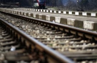 Πήδηξε στις ράγες