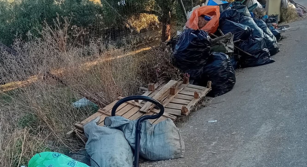 ΜΑΛΑΚΩΝΤΑΣ ΕΡΕΤΡΙΑΣ: Χωματερή δίπλα στα σπίτια