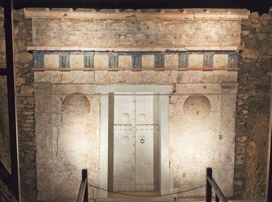 Γυναίκα ψέκασε με σπρέι 11 επιτύμβιες στήλες στο Μουσείο της Βεργίνας