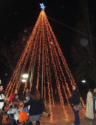 Του άναψαν τα λαμπάκια και γλέντησαν στο κρύο