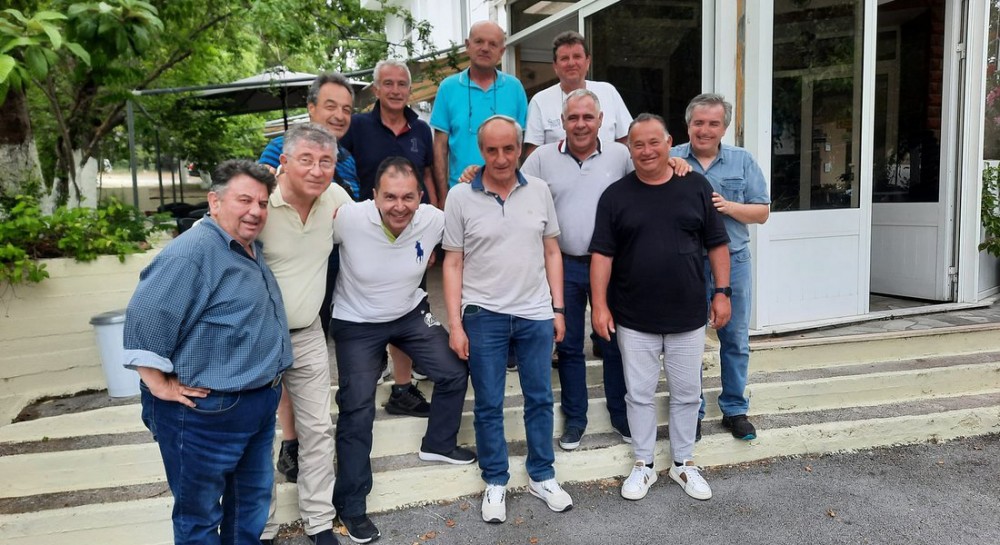 Μίνι reunion σε ταβέρνα για μερακλήδες συμμαθητές του 1ου Λυκείου Χαλκίδας