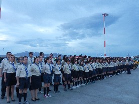 Υποδέχτηκαν το Άγιο Φως στο αεροδρόμιο