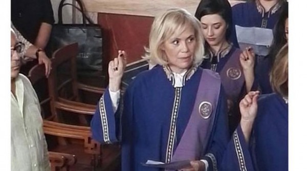 Η σέξι ηθοποιός έγινε θεολόγος!