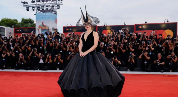 LADY GAGA: Εντυπωσίασε στο Φεστιβάλ Βενετίας με το total black look του οίκου Dior